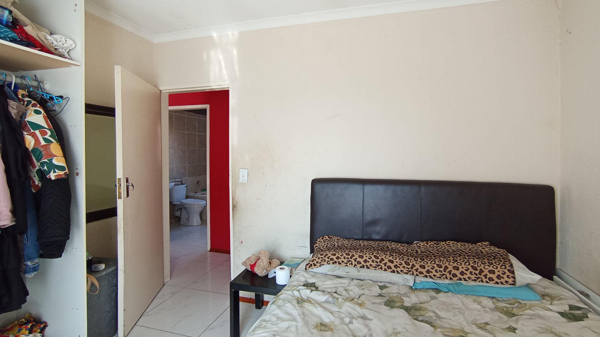 Bed Room 1 - 13 square meters of property in Olievenhoutbos