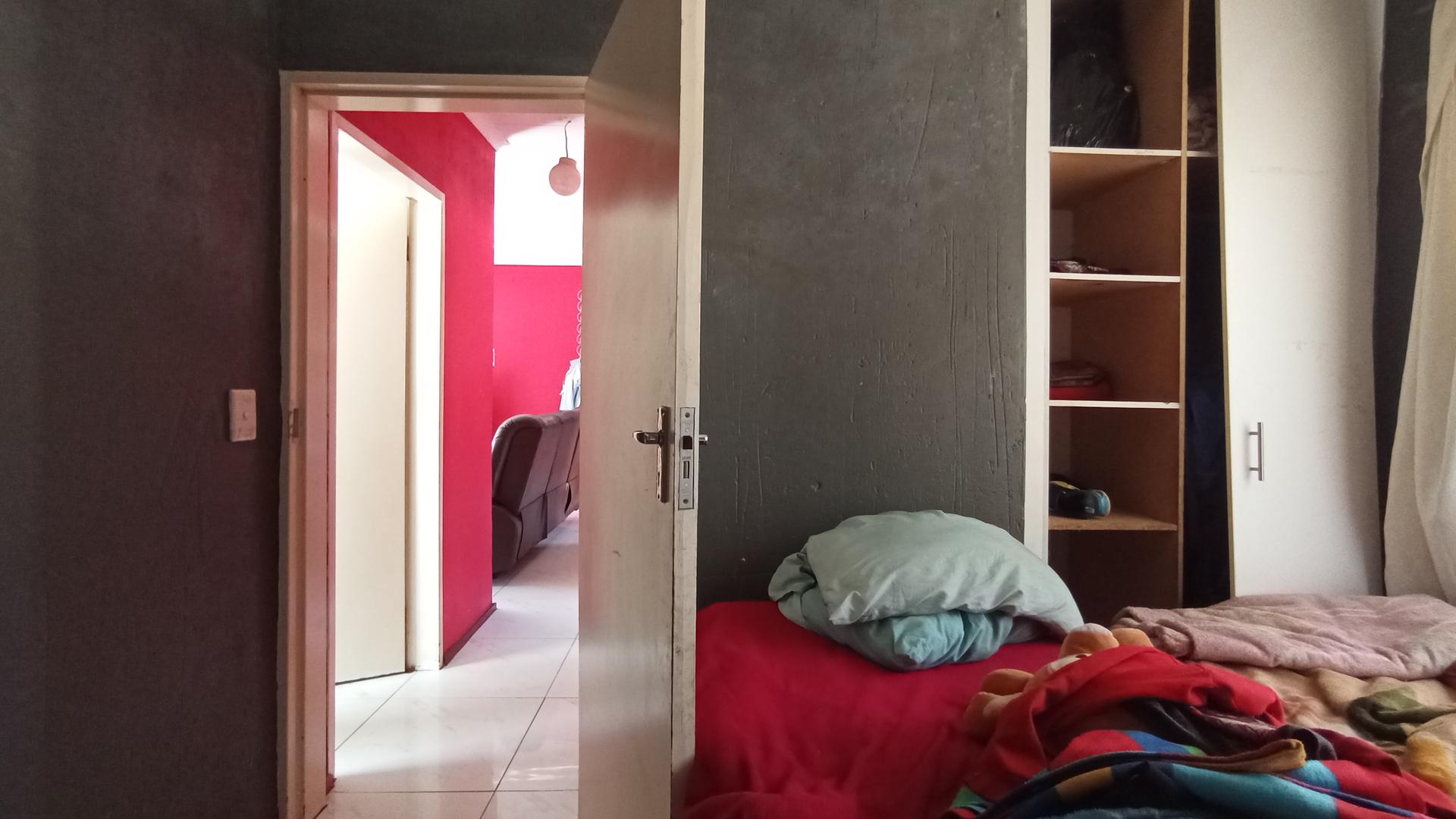 Bed Room 2 - 10 square meters of property in Olievenhoutbos