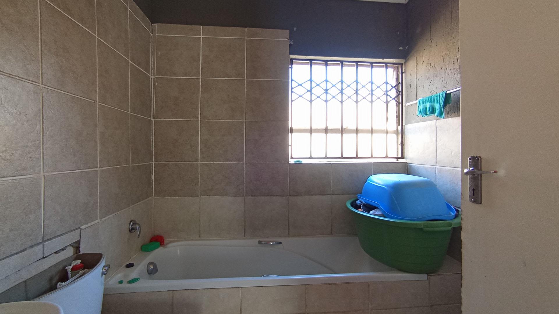 Bathroom 1 - 7 square meters of property in Olievenhoutbos