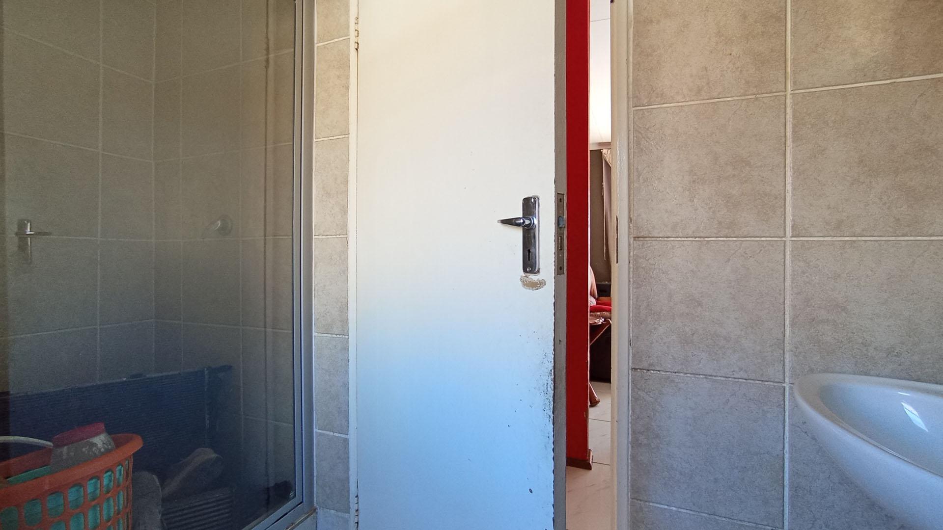 Bathroom 1 - 7 square meters of property in Olievenhoutbos