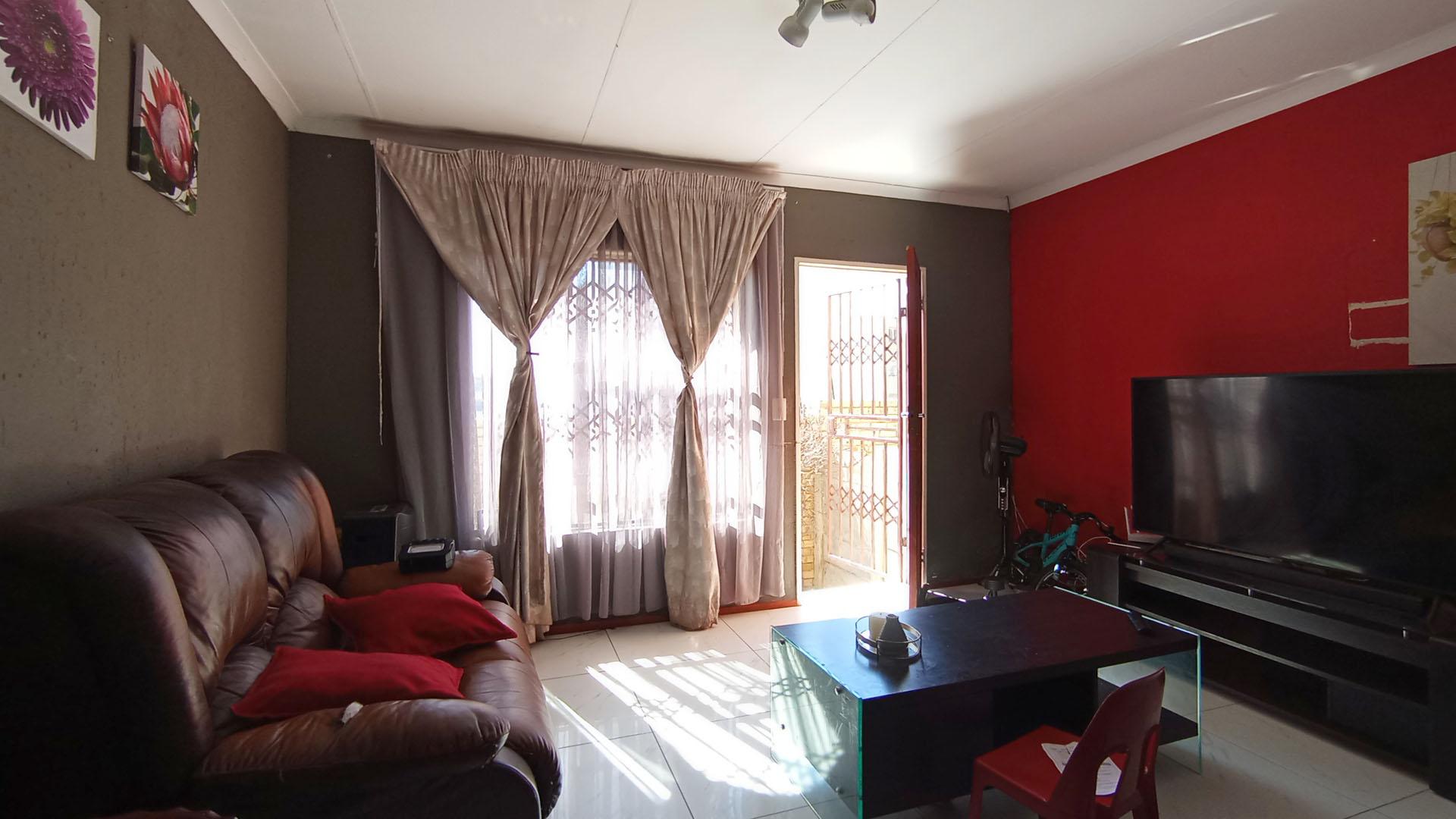 Lounges - 17 square meters of property in Olievenhoutbos