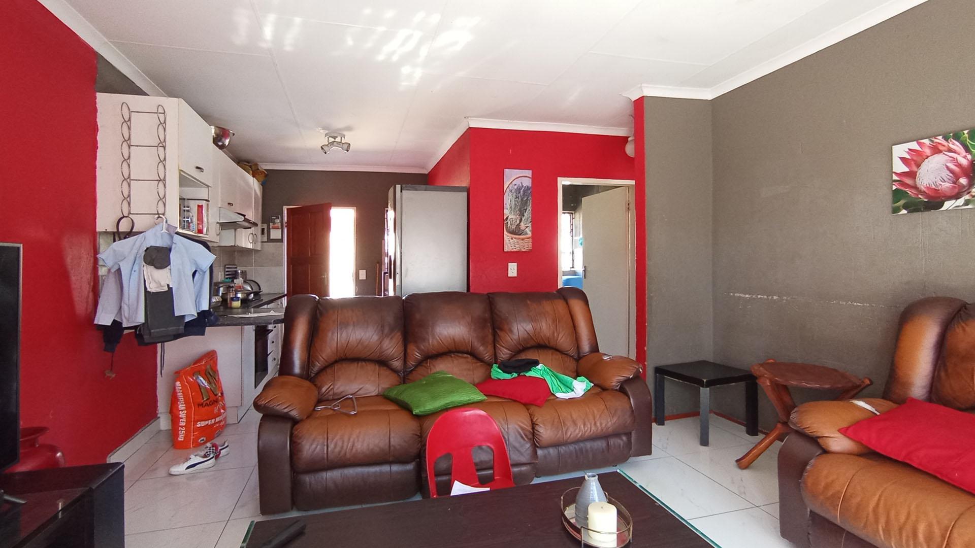 Lounges - 17 square meters of property in Olievenhoutbos