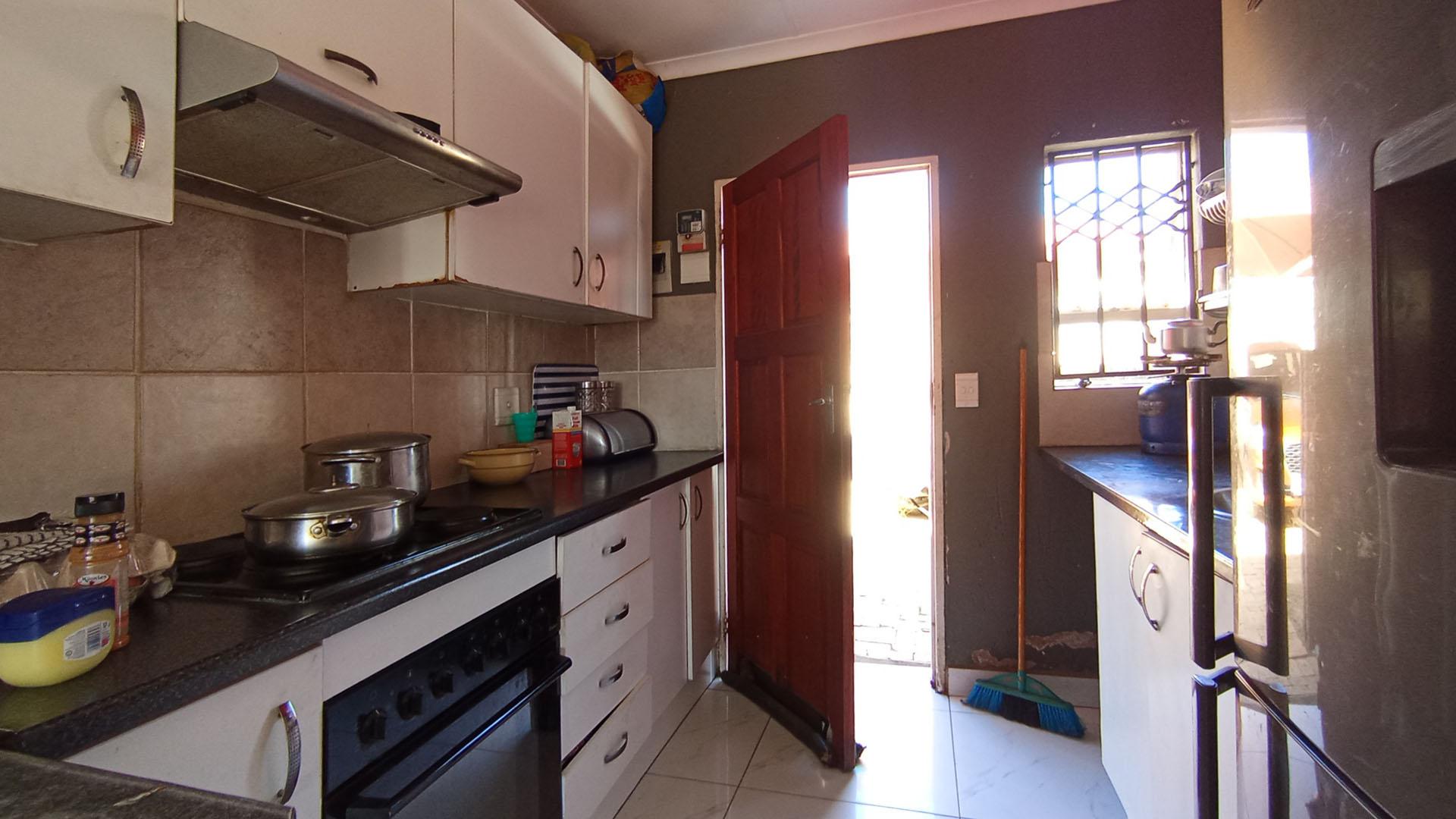 Kitchen - 10 square meters of property in Olievenhoutbos
