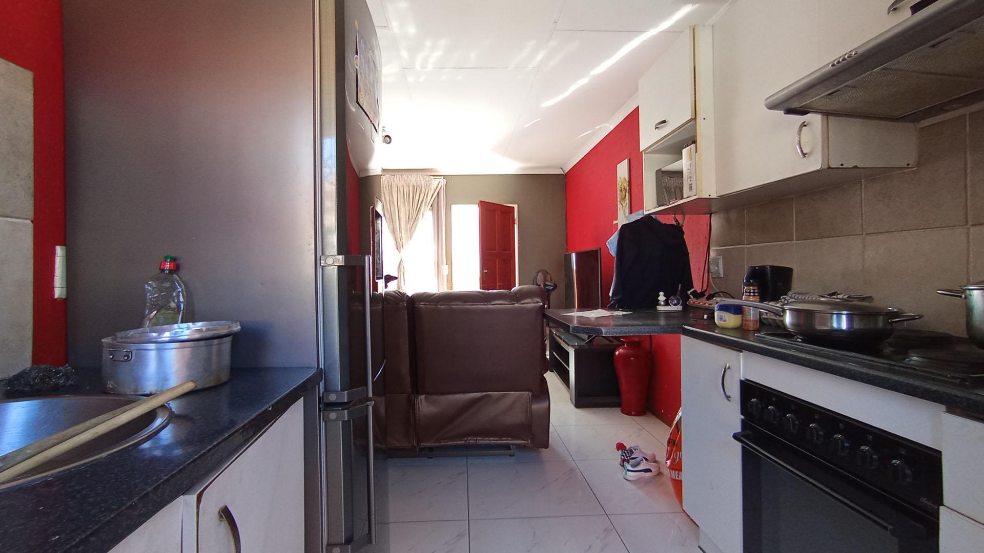 Kitchen - 10 square meters of property in Olievenhoutbos