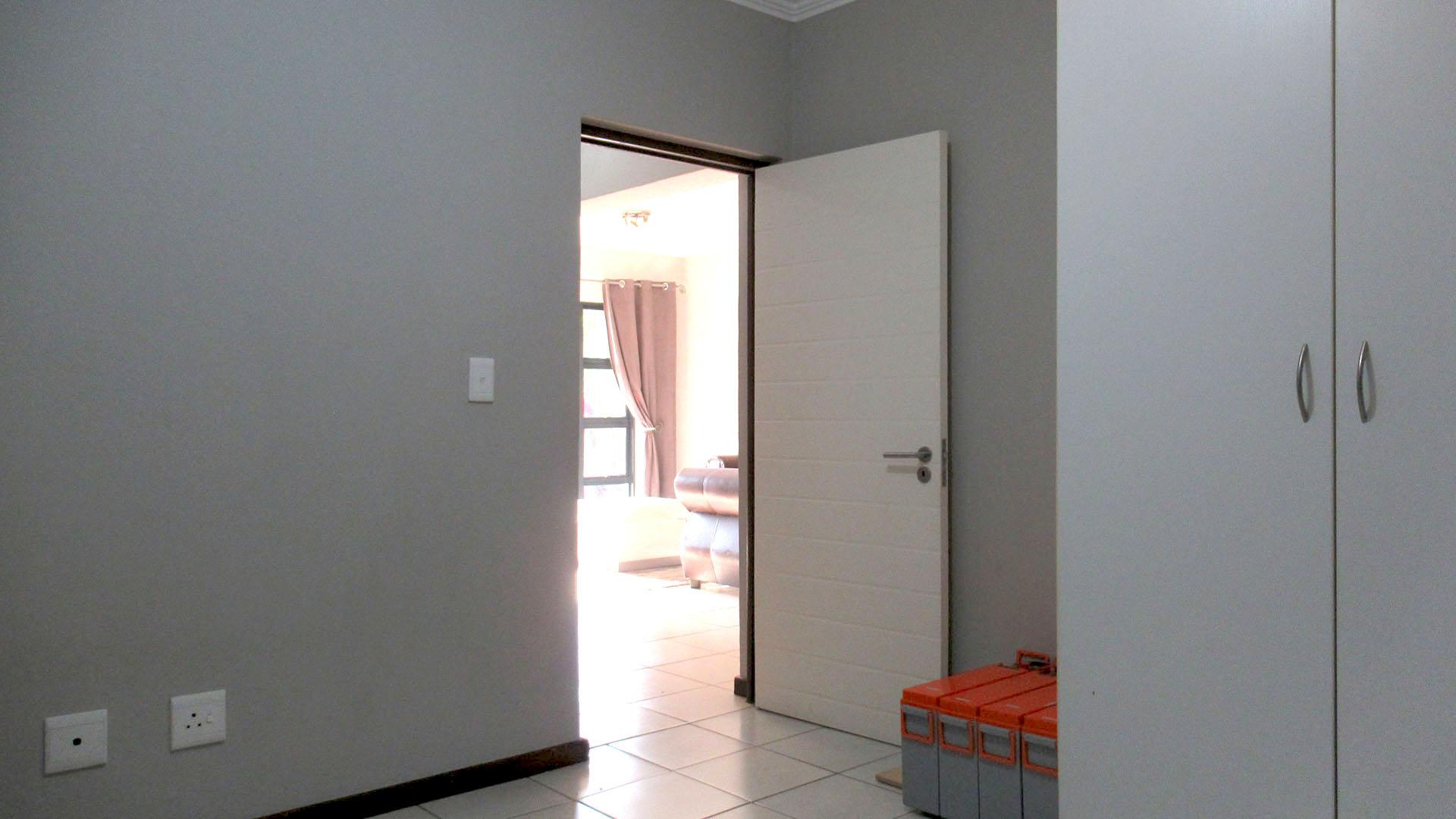 Bed Room 1 - 13 square meters of property in Jackal Creek Golf Estate