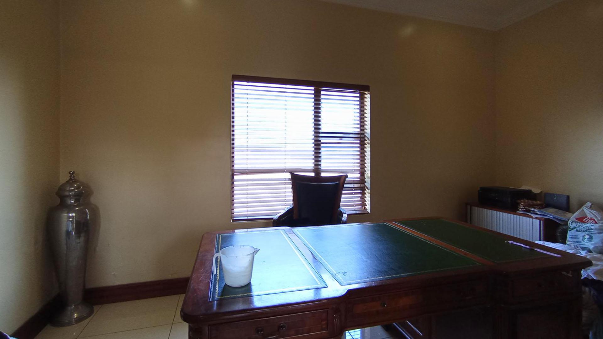 Study - 18 square meters of property in Sagewood