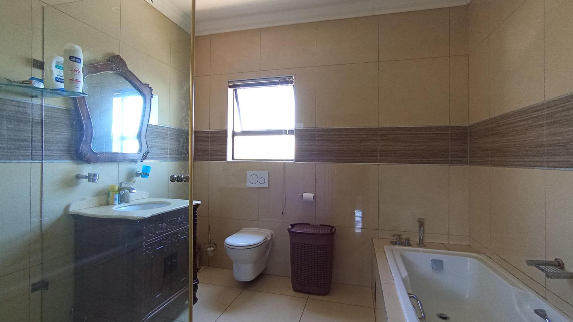 Bathroom 2 - 9 square meters of property in Sagewood