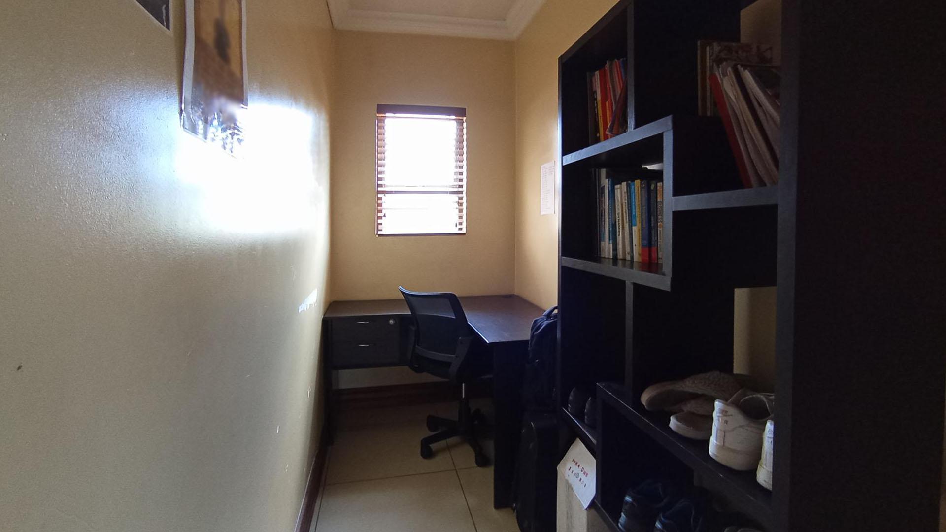 Bed Room 2 - 25 square meters of property in Sagewood