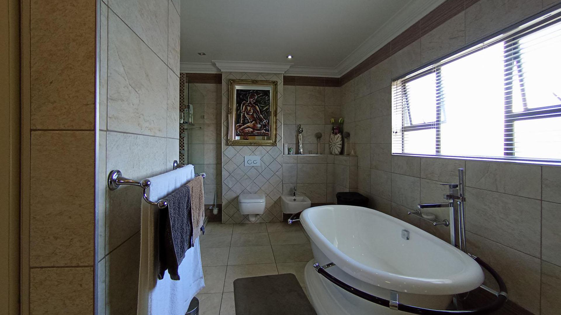Main Bathroom - 18 square meters of property in Sagewood