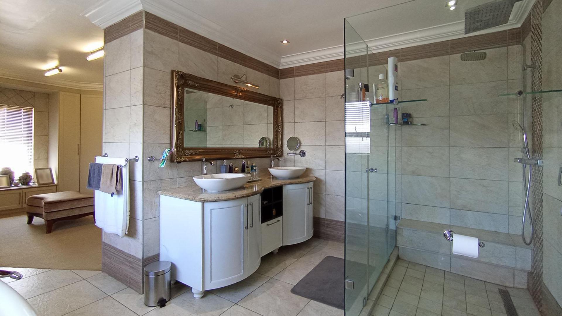 Main Bathroom - 18 square meters of property in Sagewood