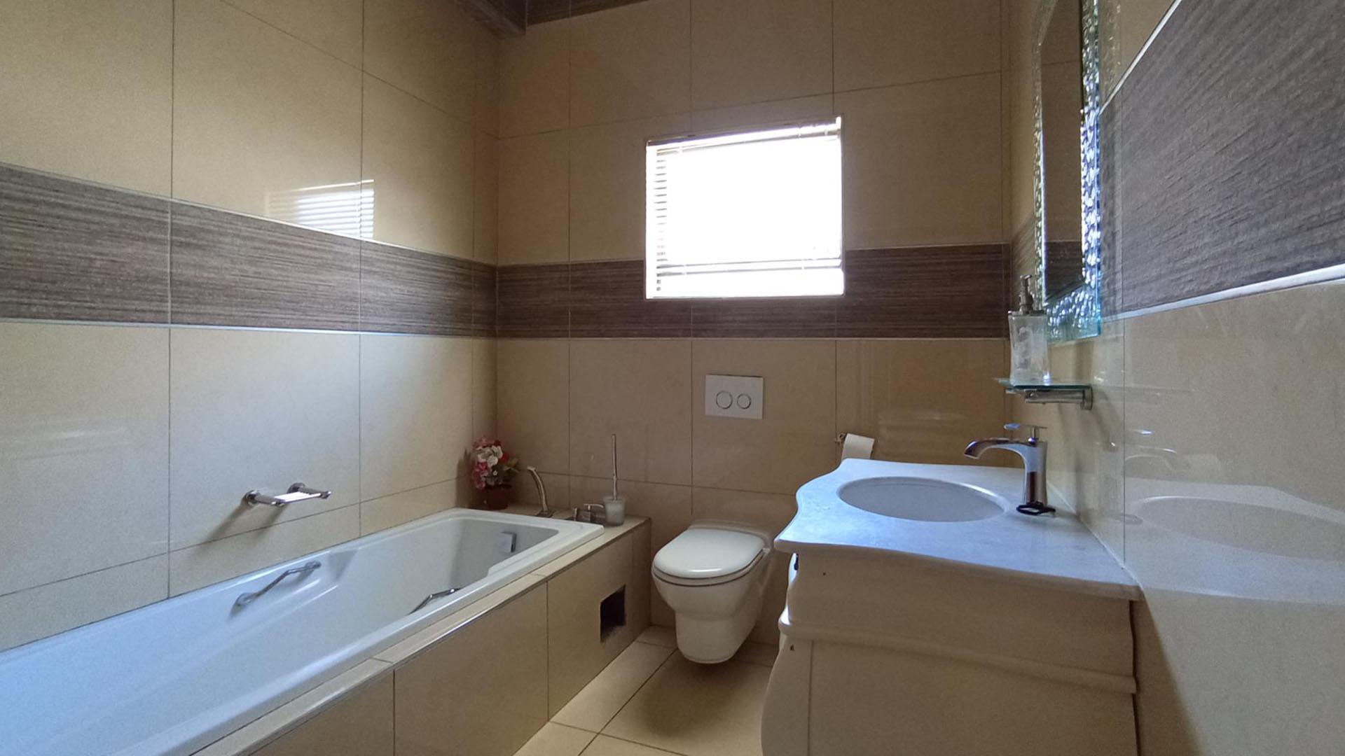 Bathroom 1 - 6 square meters of property in Sagewood