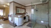 Main Bathroom - 18 square meters of property in Sagewood