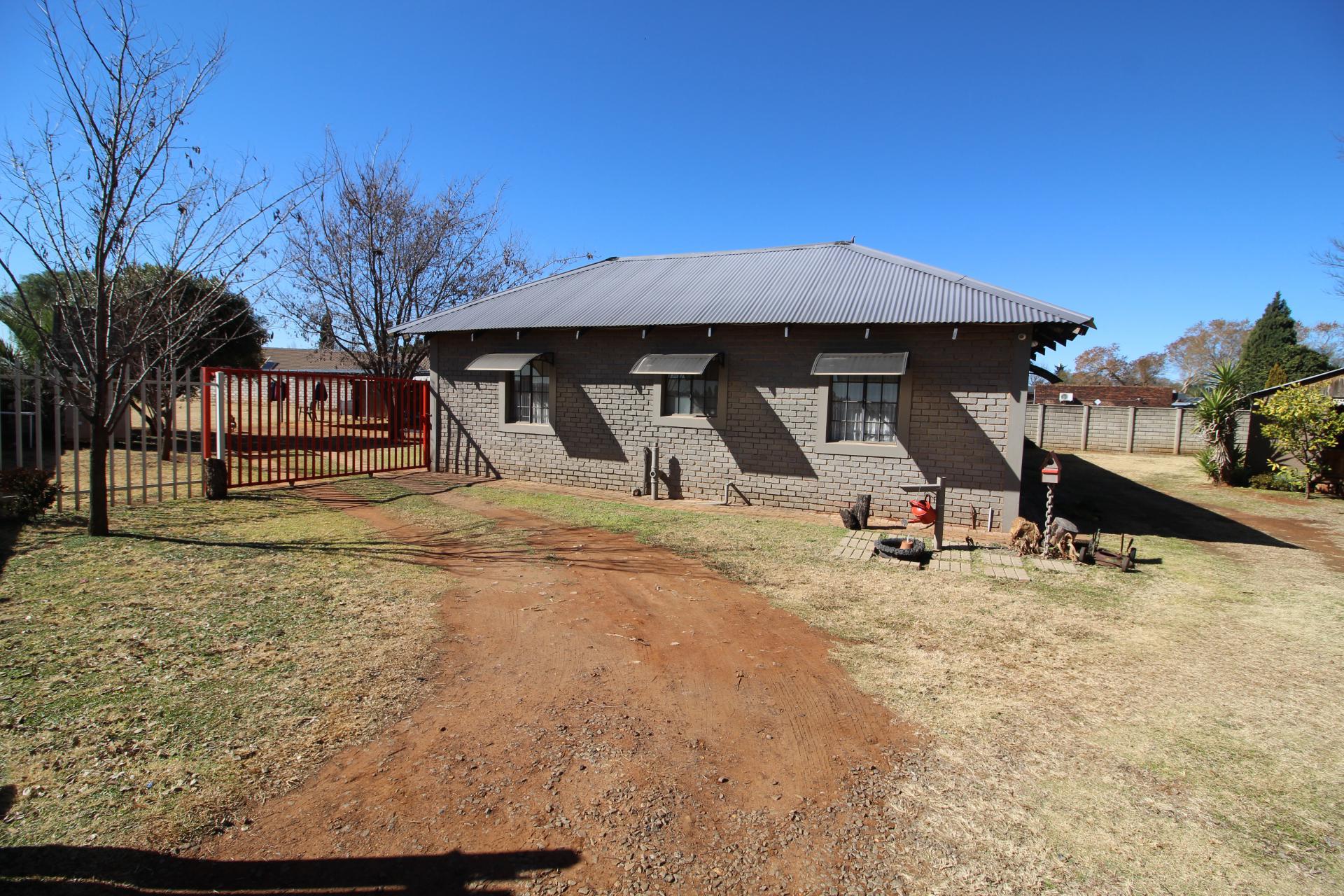 Front View of property in Golf Park