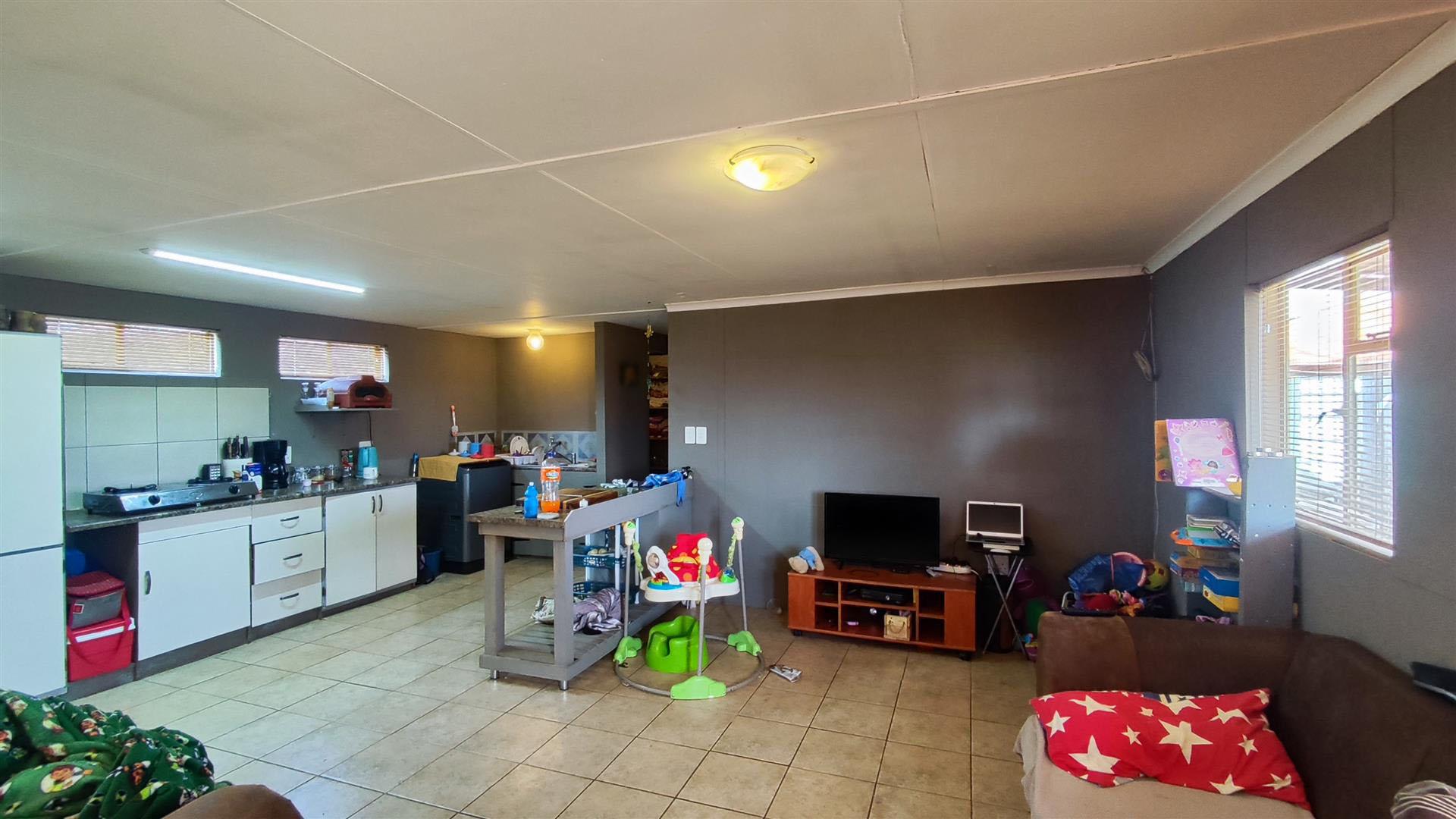 Lounges - 58 square meters of property in Golf Park