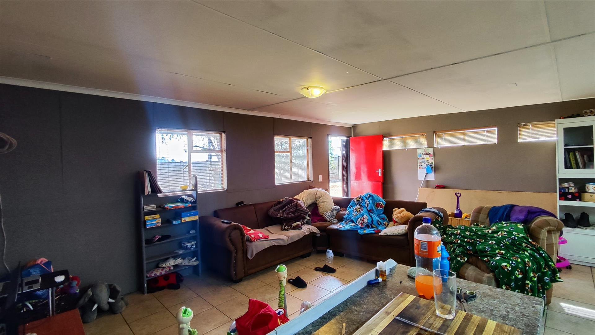 Lounges - 58 square meters of property in Golf Park
