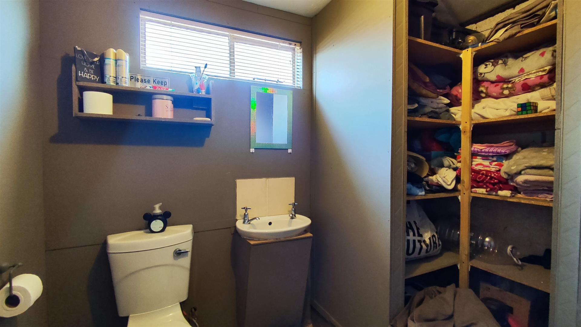 Bathroom 1 - 5 square meters of property in Golf Park