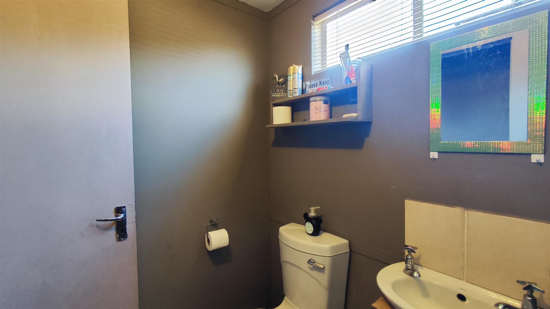 Bathroom 1 - 5 square meters of property in Golf Park
