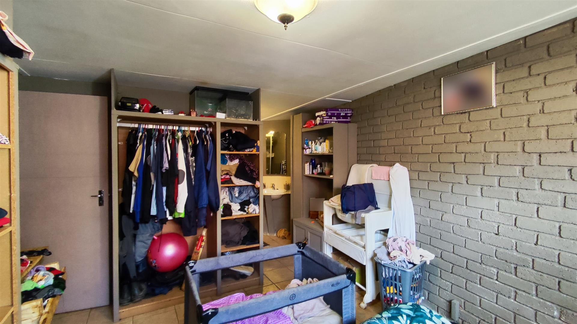 Main Bedroom - 16 square meters of property in Golf Park