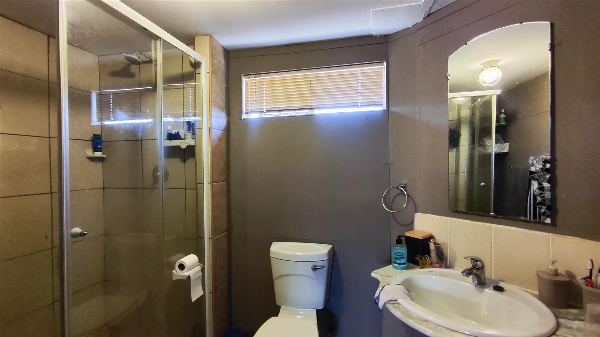 Main Bathroom - 6 square meters of property in Golf Park
