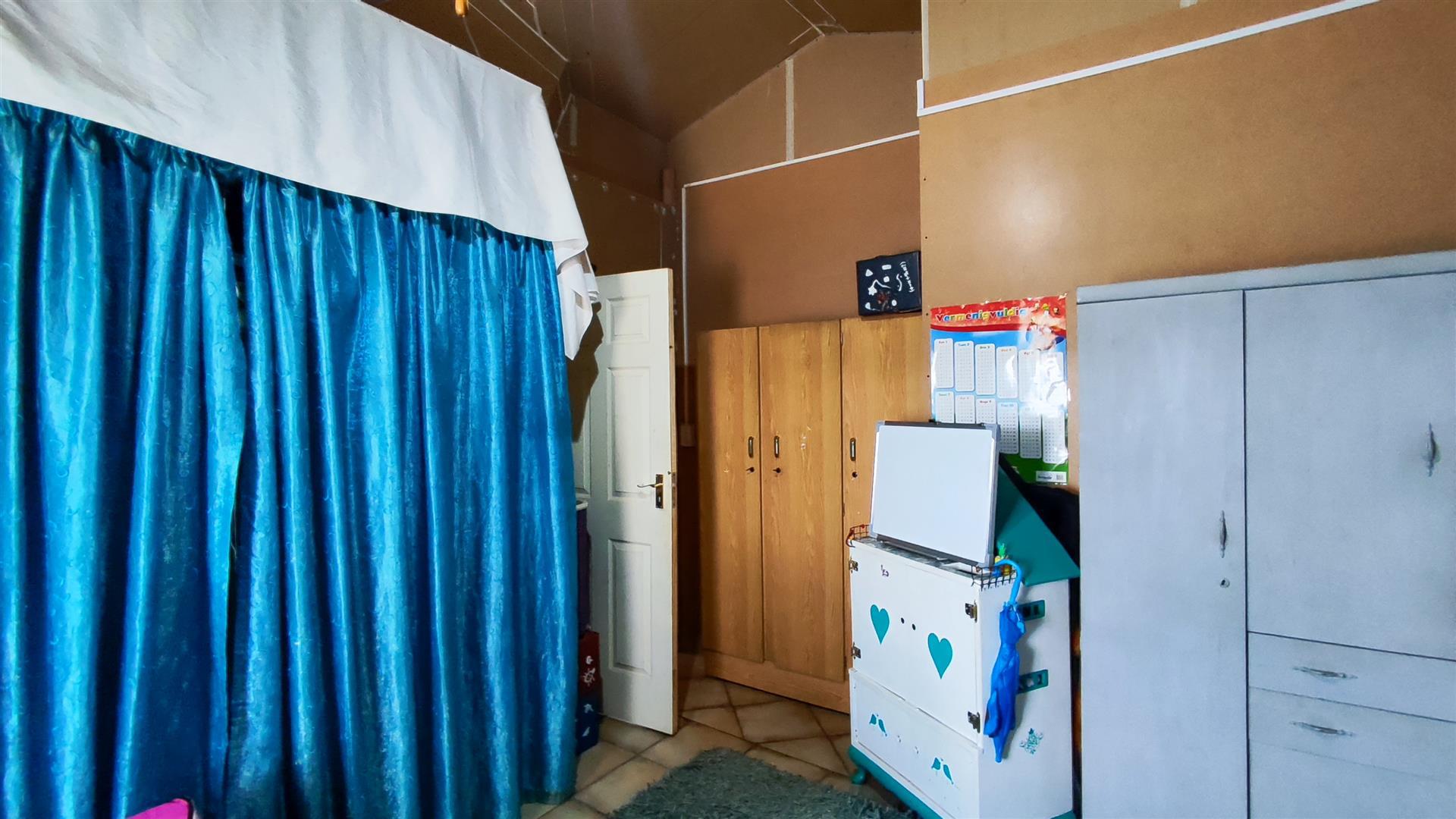 Bed Room 2 - 21 square meters of property in Golf Park