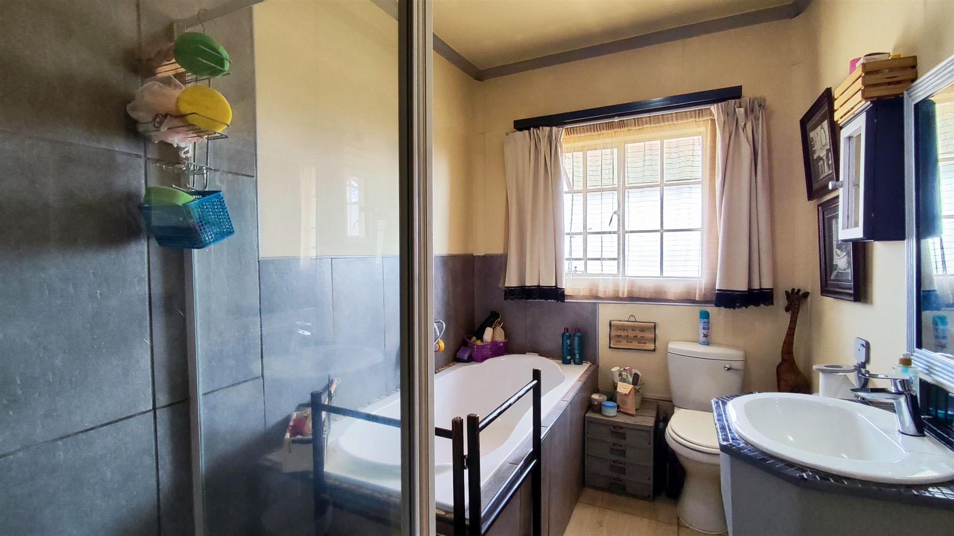 Bathroom 2 - 8 square meters of property in Golf Park