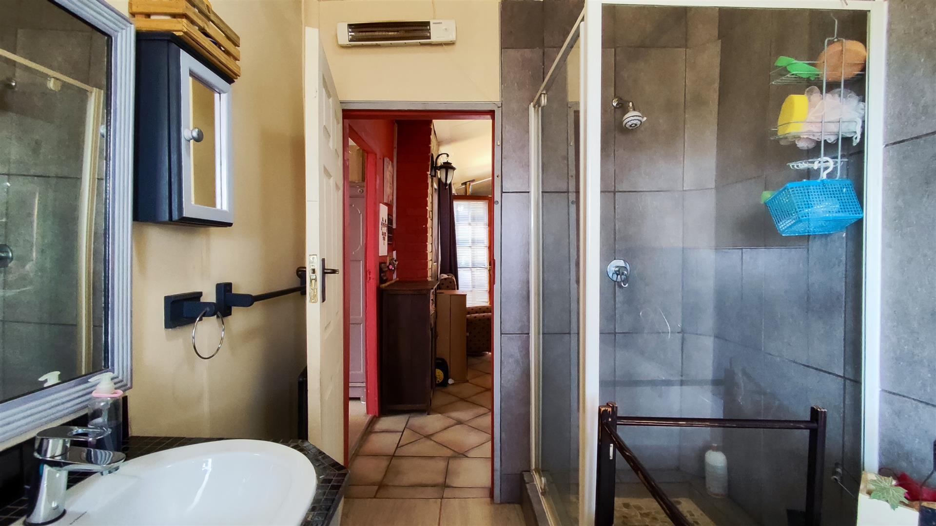 Bathroom 2 - 8 square meters of property in Golf Park