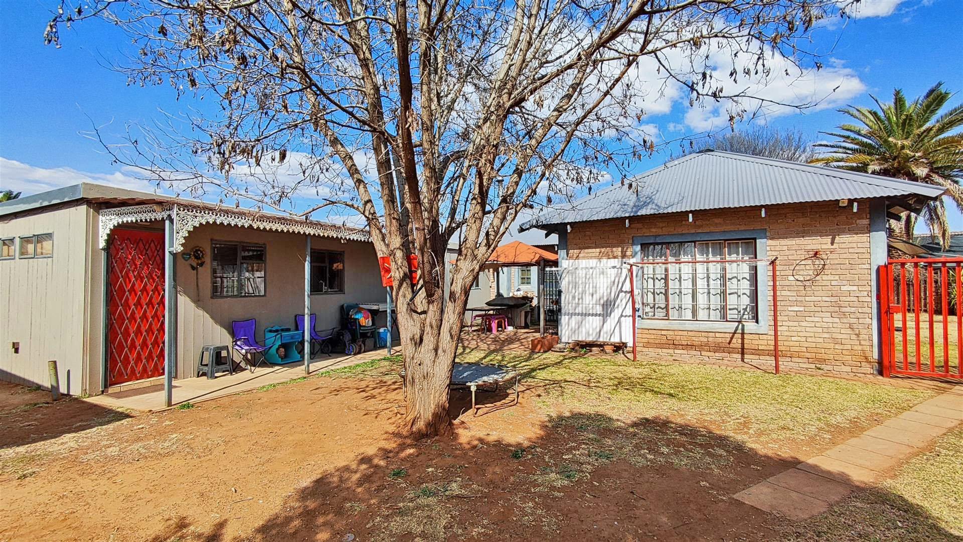 Front View of property in Golf Park