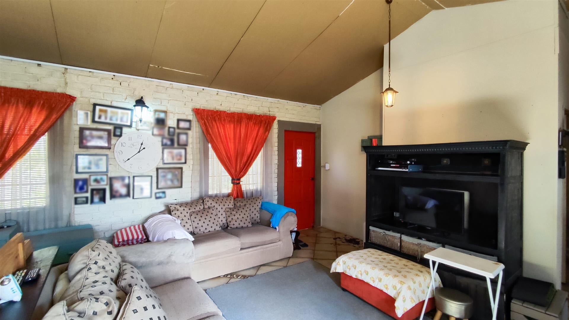 Lounges - 58 square meters of property in Golf Park