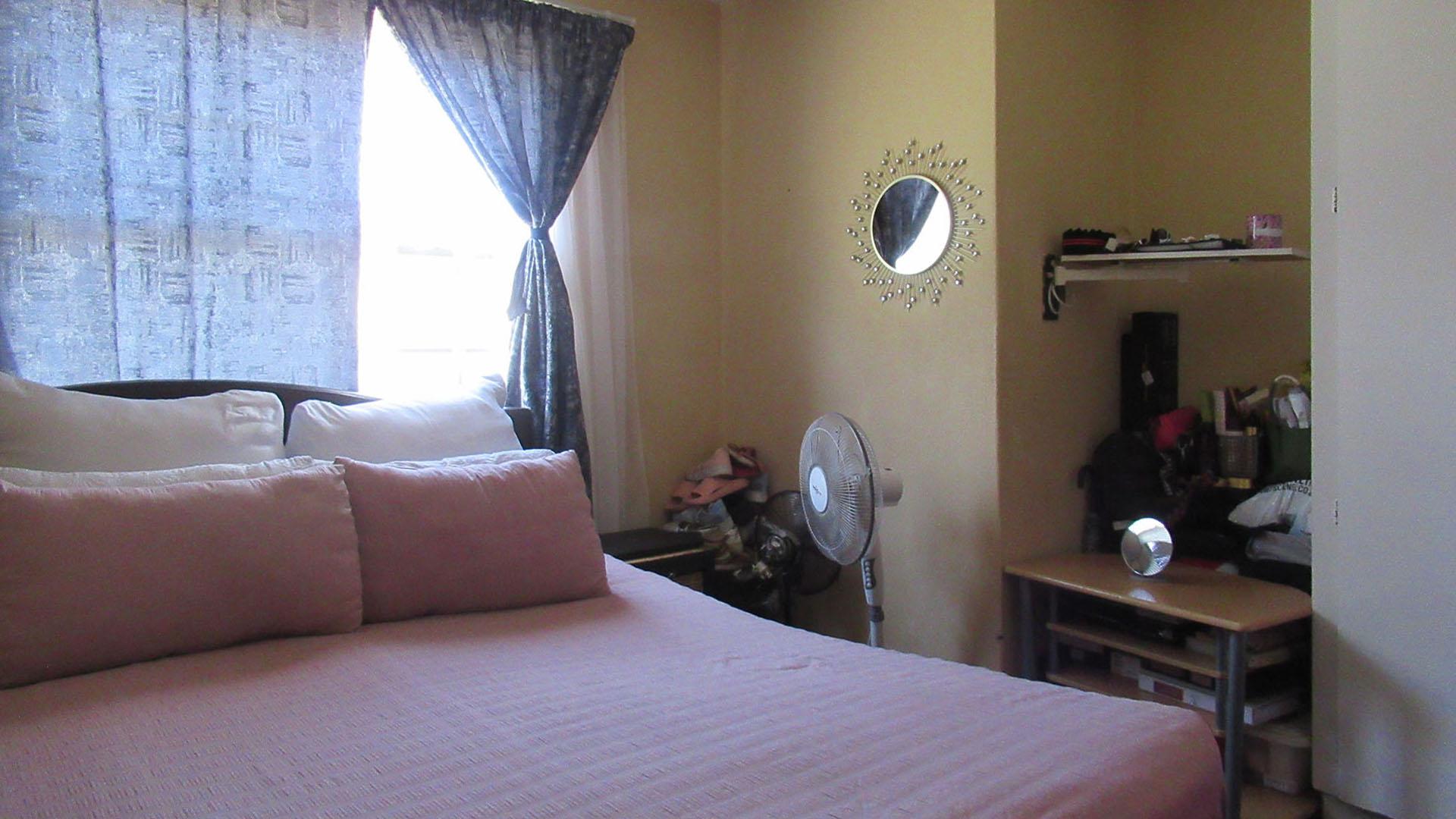 Bed Room 1 - 15 square meters of property in Bramley View