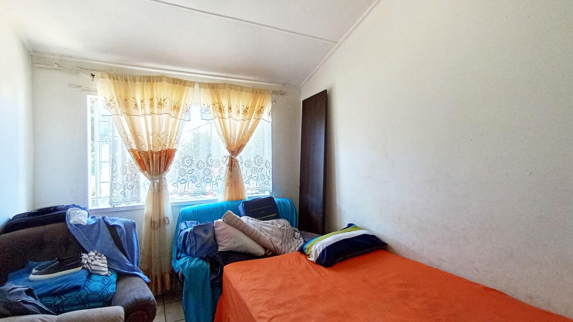 Main Bedroom - 15 square meters of property in Hillary 