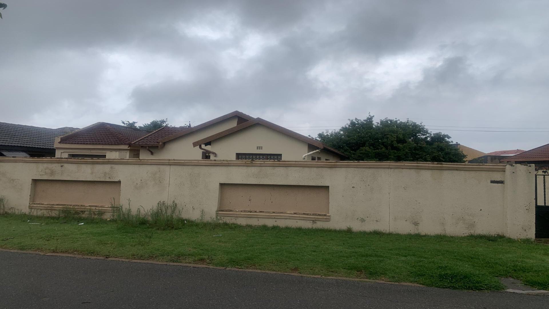 Front View of property in Ormonde