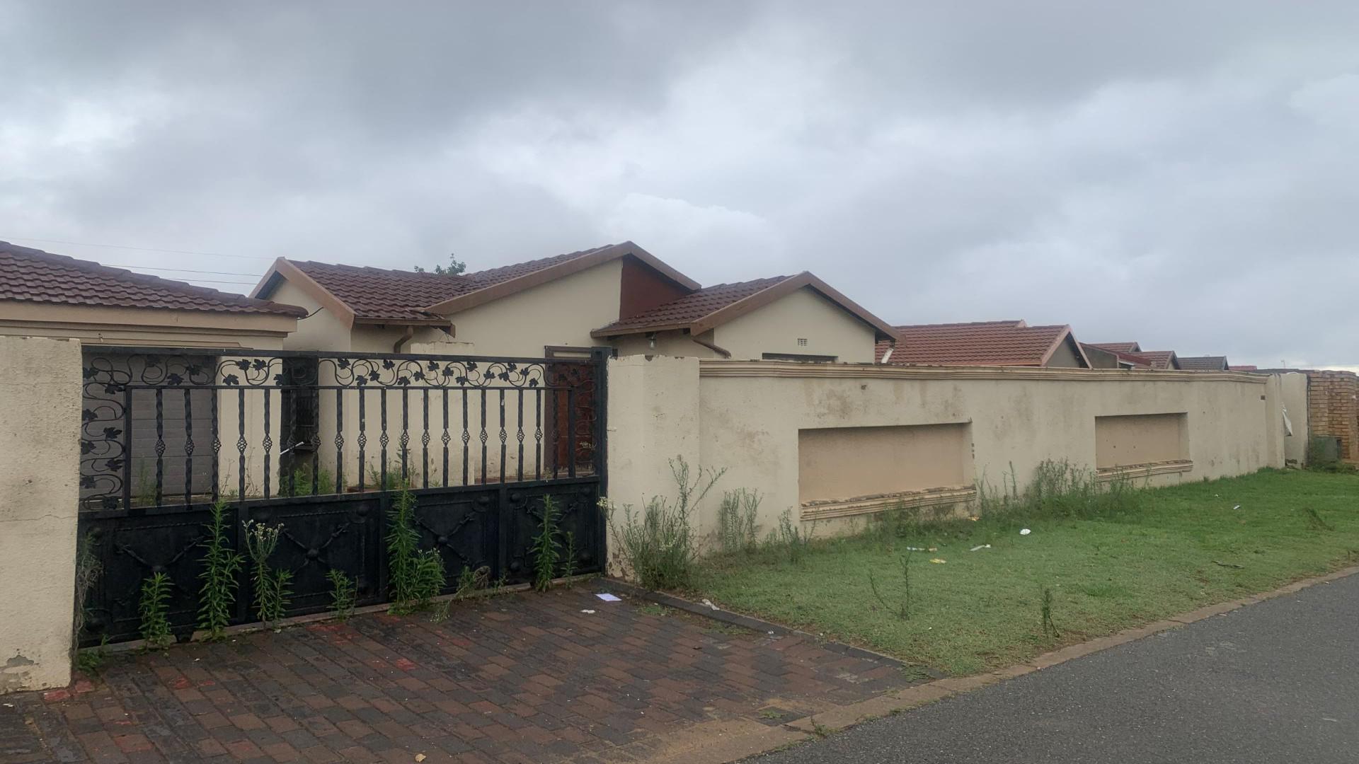 Front View of property in Ormonde