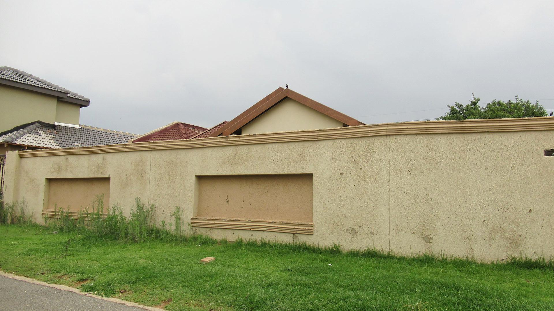 Front View of property in Ormonde