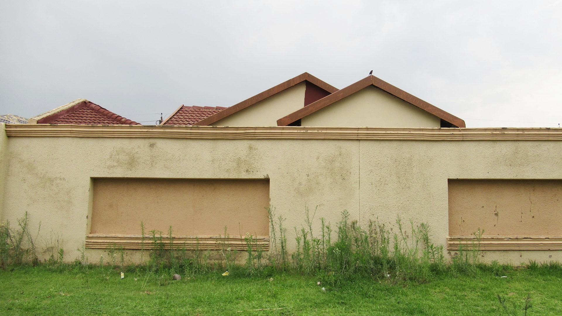 Front View of property in Ormonde