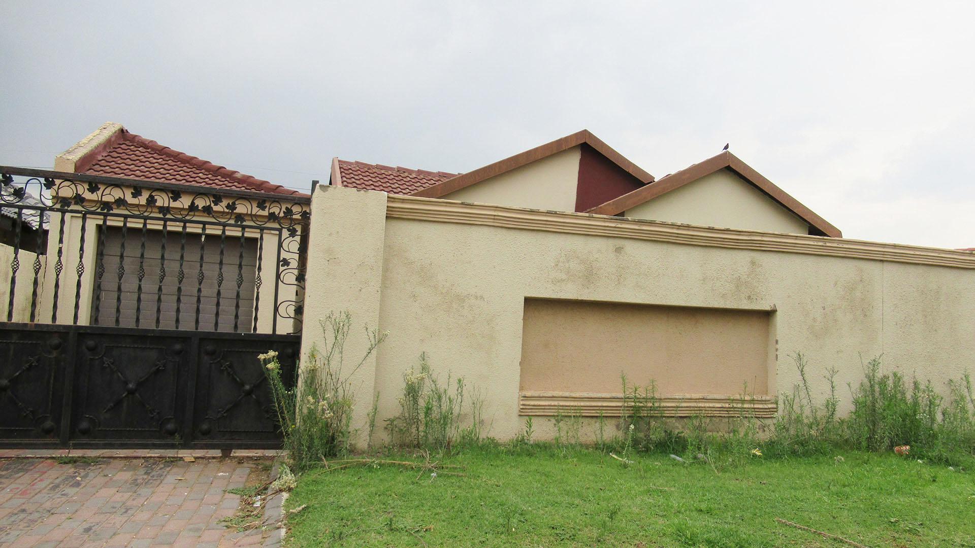 Front View of property in Ormonde