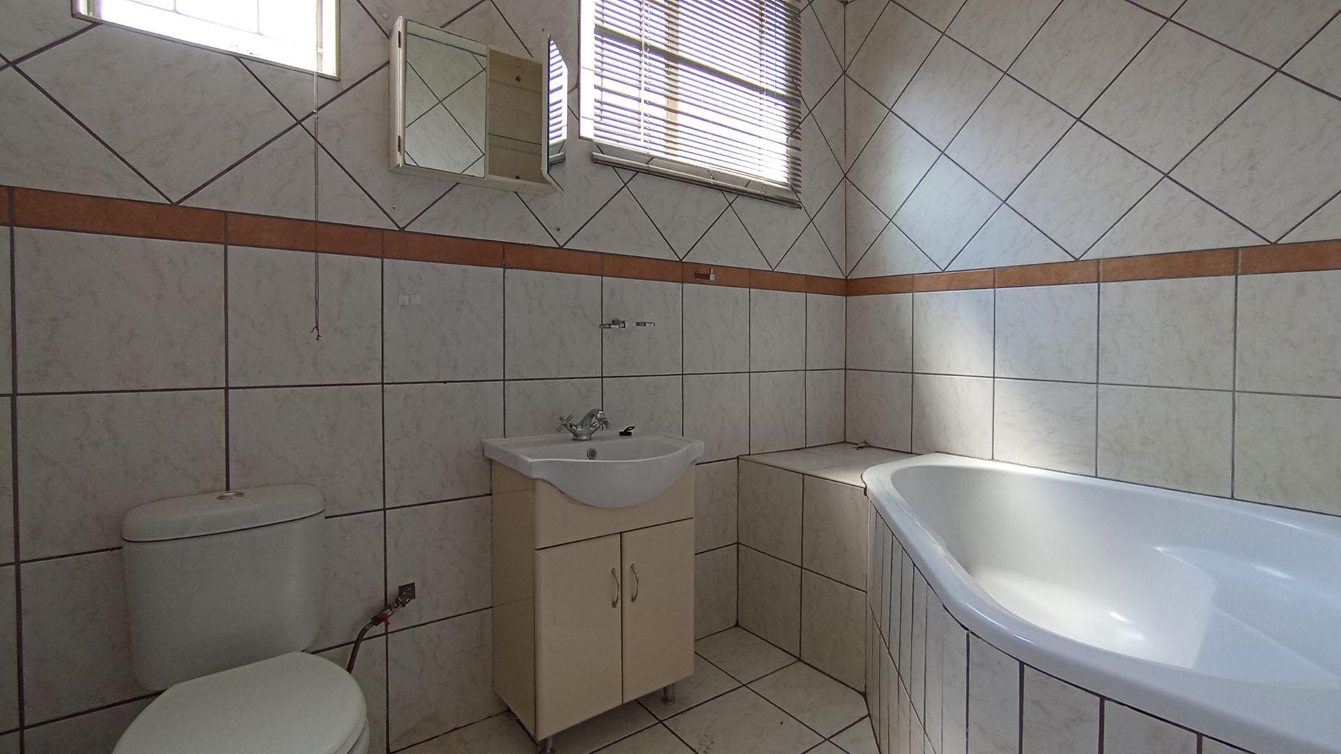 Bathroom 1 - 6 square meters of property in Gezina