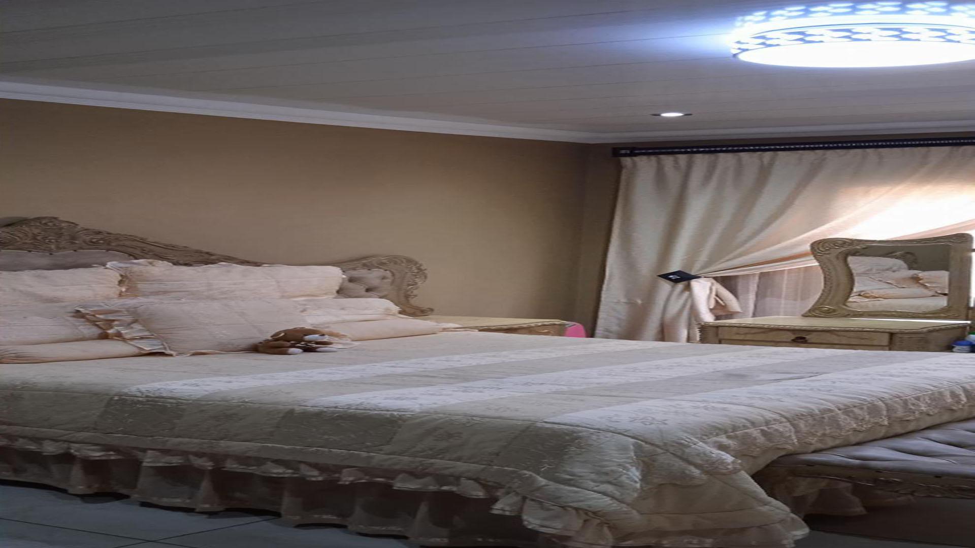 Main Bedroom of property in Aerorand