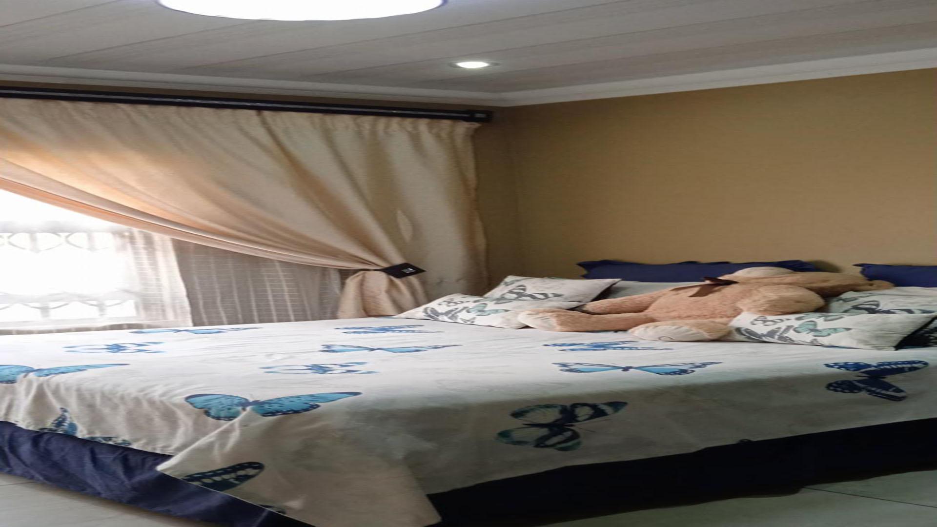 Bed Room 1 of property in Aerorand