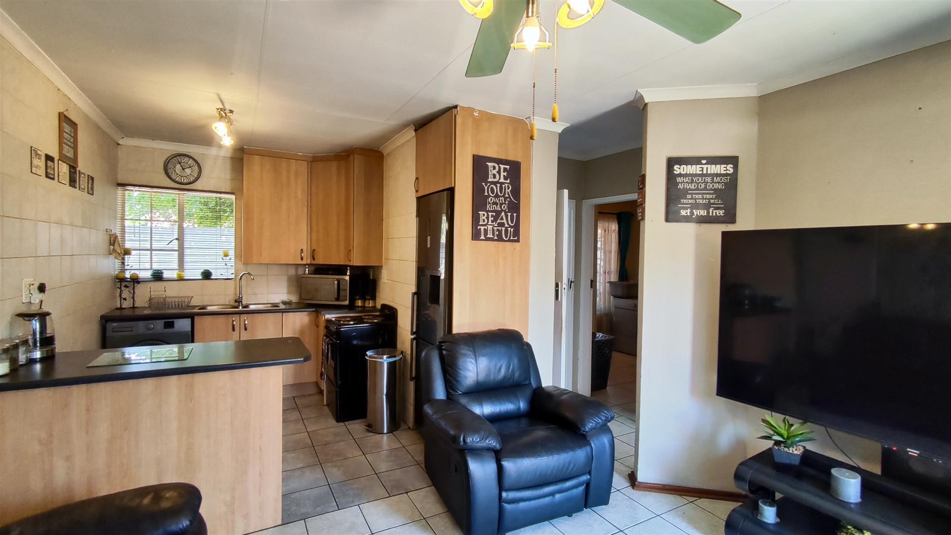 Lounges - 12 square meters of property in Terenure