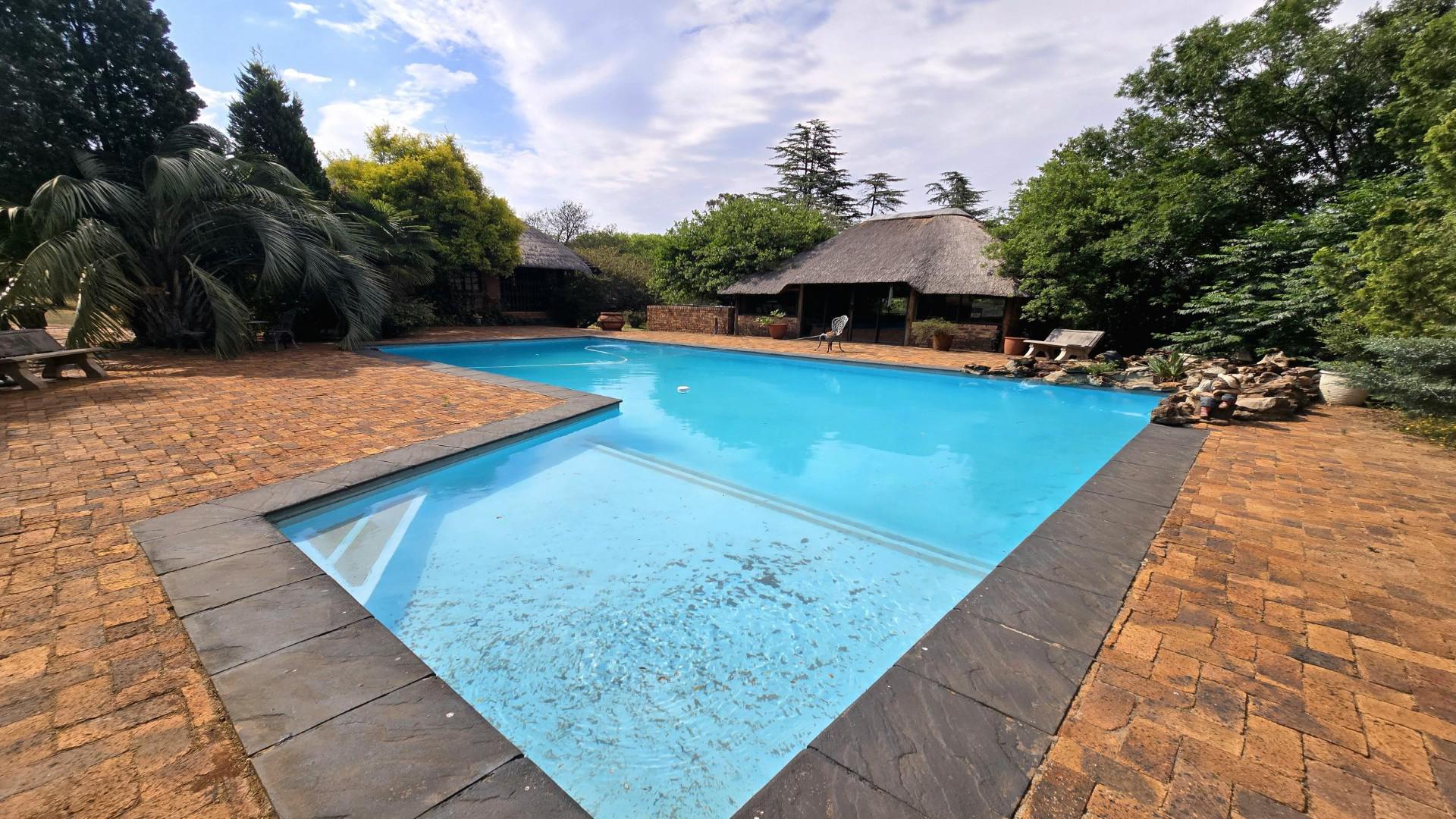 Swimming Pool of property in Golf View 