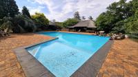 Swimming Pool of property in Golf View 