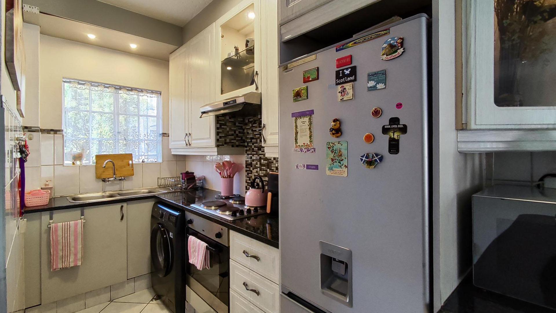Kitchen - 7 square meters of property in Bedfordview