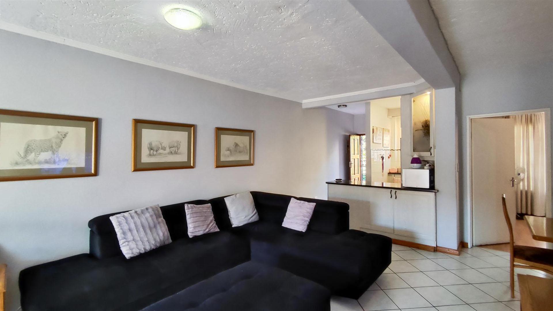 Lounges - 23 square meters of property in Bedfordview