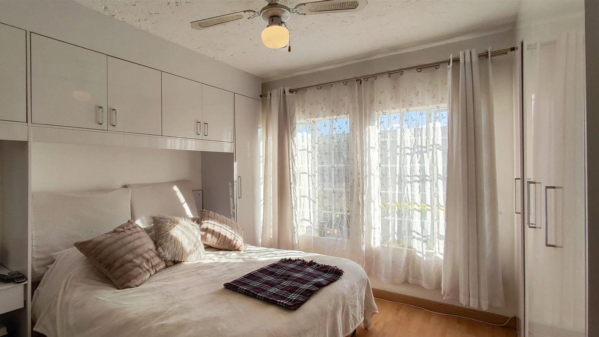 Main Bedroom of property in Bedfordview