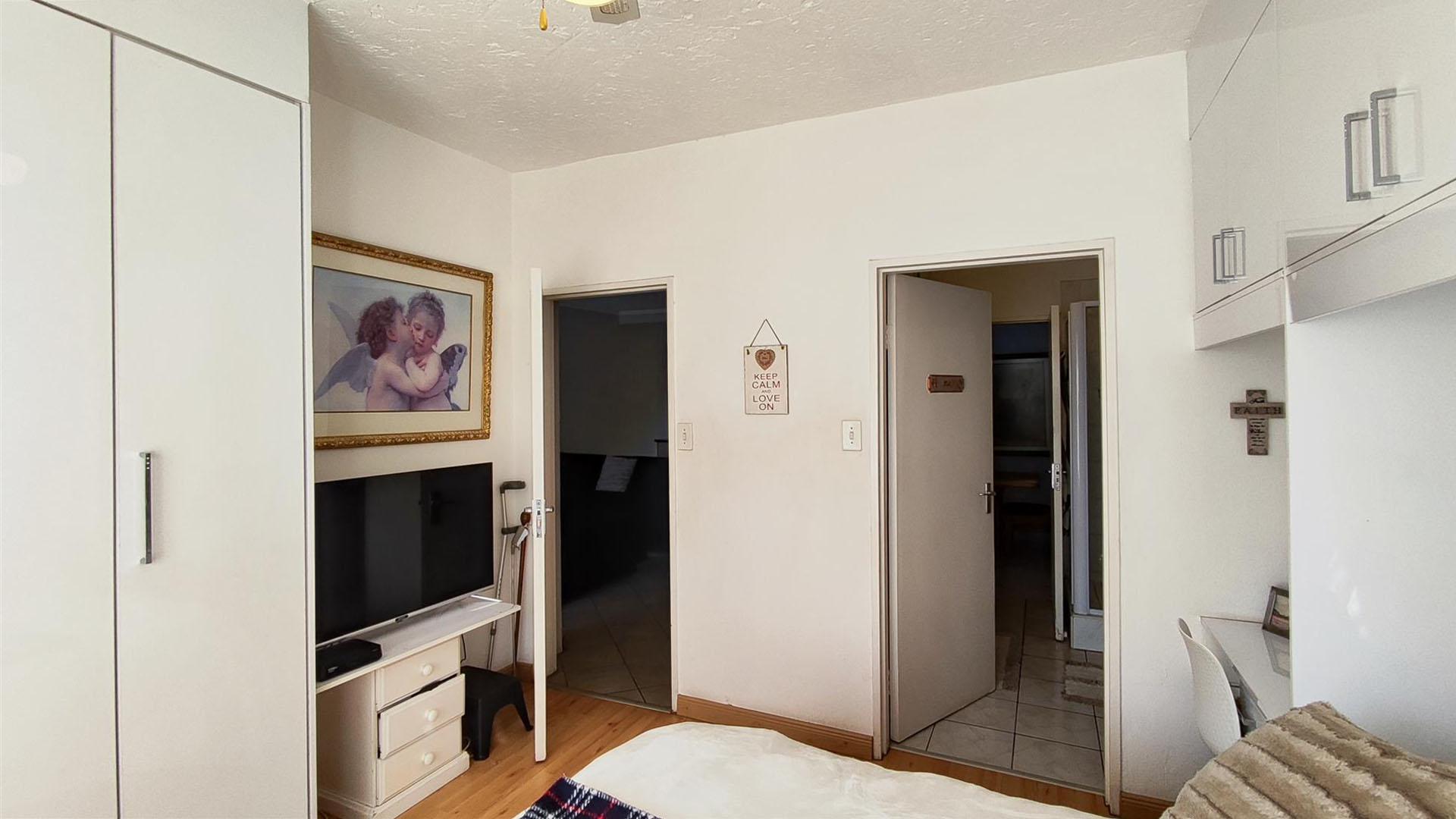 Main Bedroom of property in Bedfordview