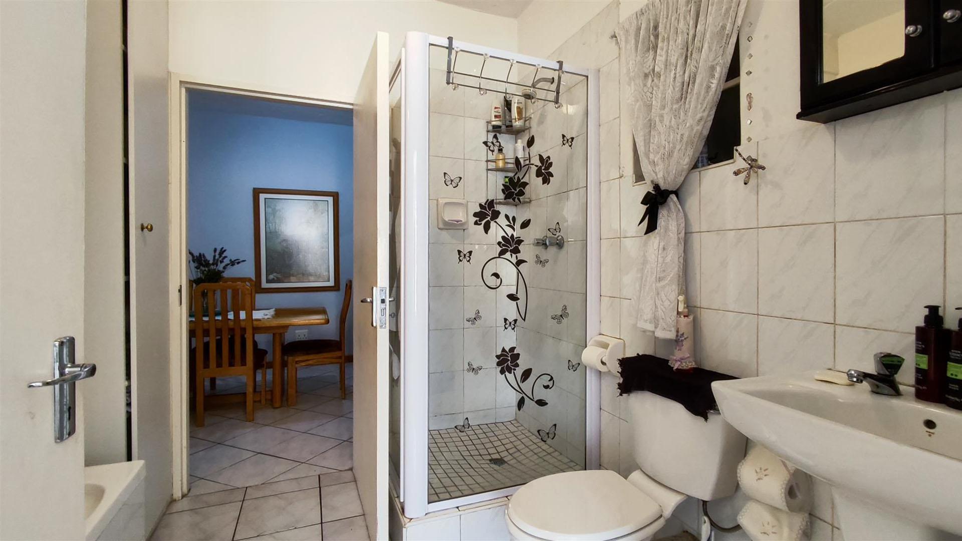 Bathroom 1 - 7 square meters of property in Bedfordview