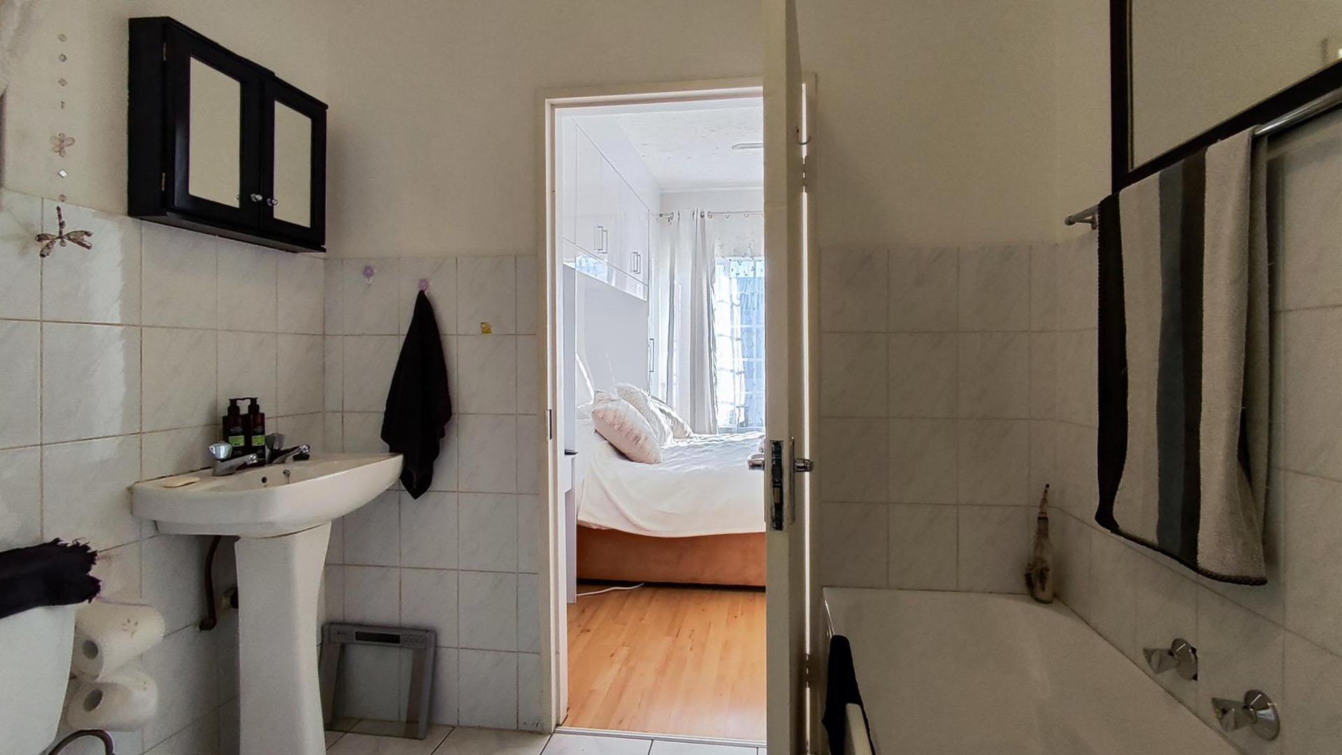 Bathroom 1 - 7 square meters of property in Bedfordview