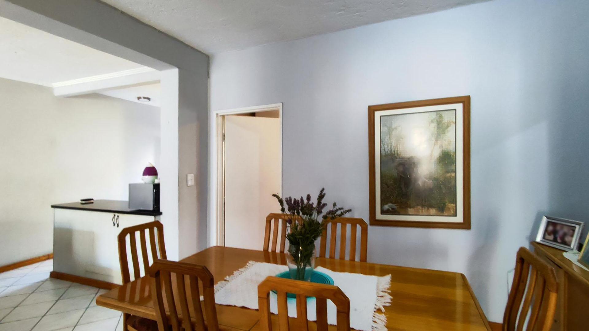 Dining Room - 12 square meters of property in Bedfordview