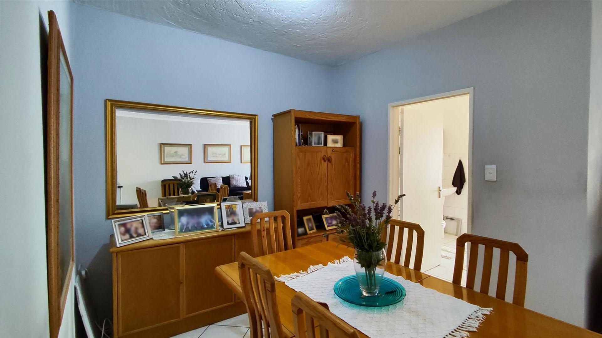 Dining Room - 12 square meters of property in Bedfordview