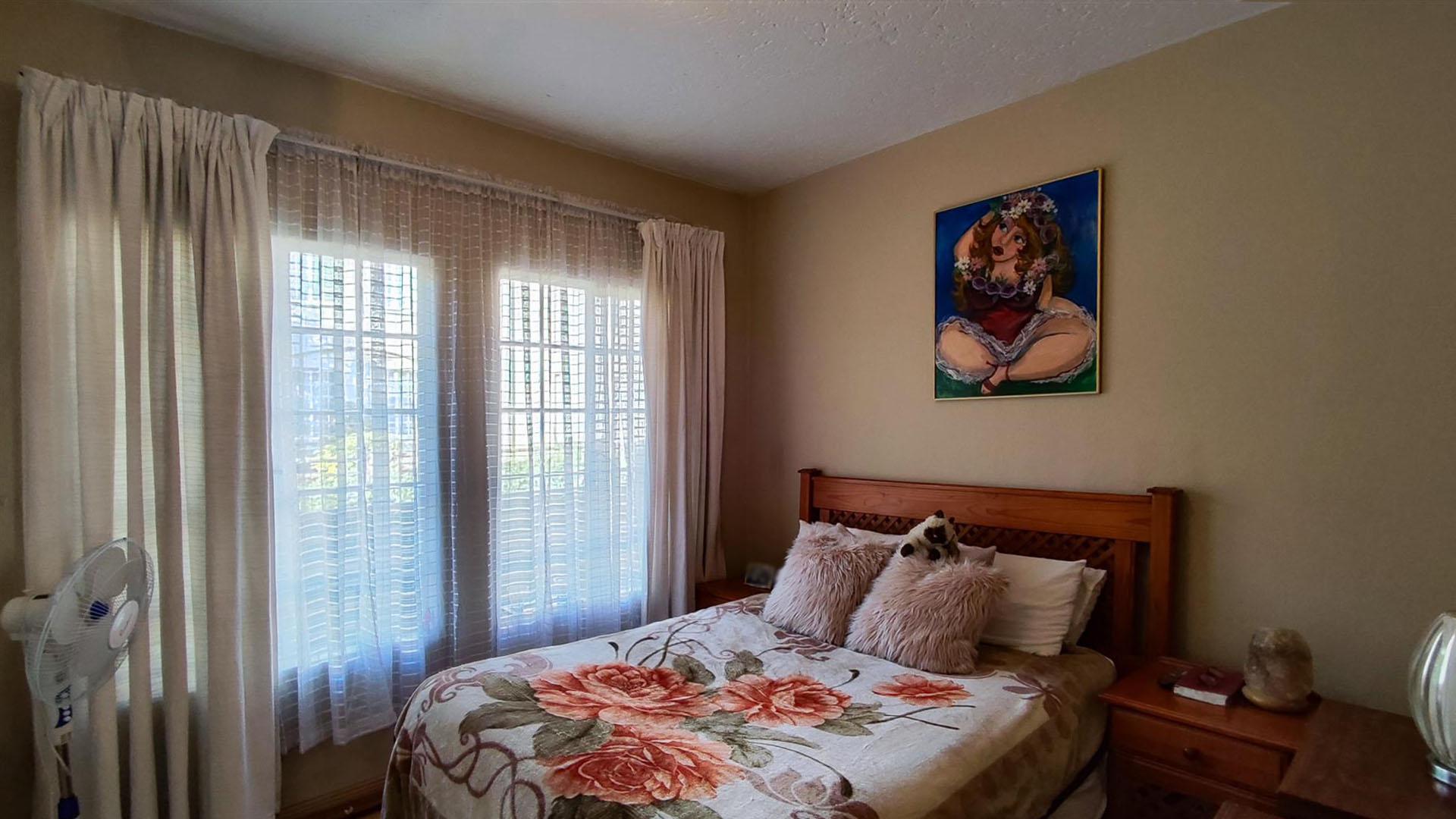 Bed Room 1 - 13 square meters of property in Bedfordview